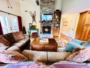 Private 3BR / 2BA, Whirlpool, Feuerstelle, Rushing Stream, WIFI, Wrap Around Veranda - Image 3