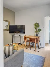 Cute 1 bedroom with sunny courtyard garden - Image 4