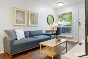 Hyde Park Studio Apt + King Bed and Free Parking - Image 2