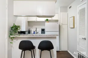 Hyde Park Studio Apt + King Bed and Free Parking - Image 4