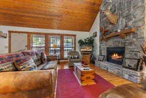 Whispering Woods Lodge - Sleeps 6 2 Bedroom Home by RedAwning - Image 5