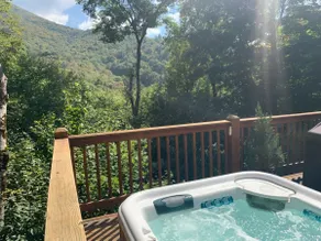 Les vues, le bain à remous, la connexion Wi-Fi et les bûches à gaz font de cette cabine de 2 chambres un refuge parfait! - Image 2
