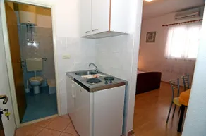 Apartamento-estudio con terraza y vista al mar Makarska (AS-12211-b) - Image 3