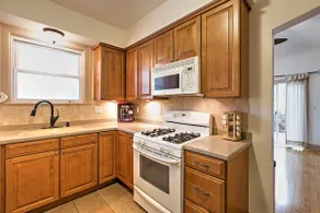 Hot Tub, Deck & Backyard: Cozy Union Pier House! - Image 5