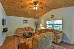 Crystal River Cottage on 1 Acre w/ Deck & Porch! - Image 4