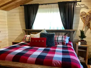 Cozy Vernon Cabin - Private Hot Tub & Deck - King - Image 4