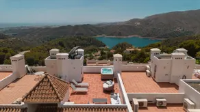 Penthouse in Istán; Jacuzzi; sea and lake view - Image 3