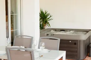 Sea view, private garden, jacuzzi and garage - Image 2