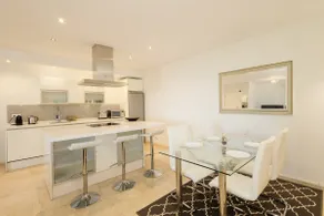 Sea view, private garden, jacuzzi and garage - Image 4