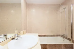 Sea view, private garden, jacuzzi and garage - Image 5