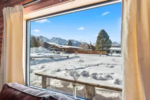 Stanley Stays - The Wall Street Cabin - Image 3