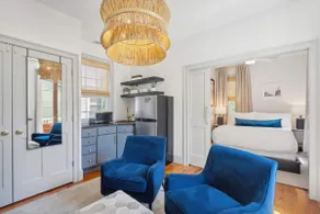 Private Suite für zwei Personen mit beheiztem Pool und Parkplatz abseits der Straße - Image 4