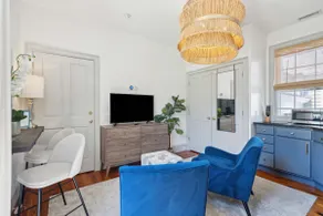 Private Suite für zwei Personen mit beheiztem Pool und Parkplatz abseits der Straße - Image 2