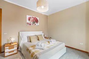 Petalo Bianco: 100m from Lake, Parking and Balcony - Happy Rentals - Image 5