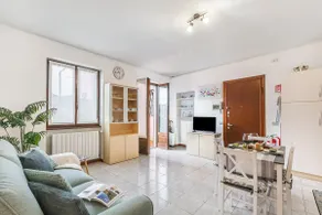Petalo Bianco: 100m from Lake, Parking and Balcony - Happy Rentals - Image 2