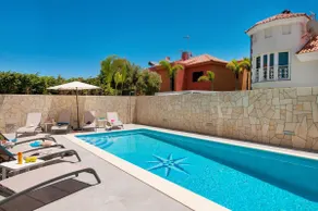 Villa mit Pool, Terrasse und Grill - Image 3