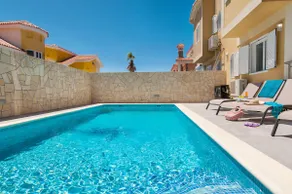 Villa mit Pool, Terrasse und Grill - Image 2
