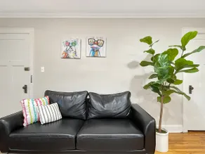 Fun & Charming 1BR Apt near Drake - Image 2