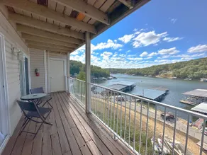 Wheelhouse: Lakefront 2BD/3BA/Deck/Pool/Pet-10PP - Image 2