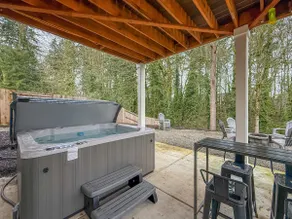 Spacious 6BR Newberg Home with Forest Views - Image 2