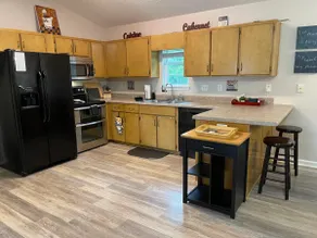Spacious 4 bedroom home - Big Yard! - Image 4