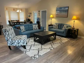 Spacious 4 bedroom home - Big Yard! - Image 3