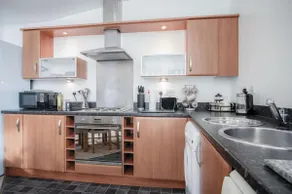 The Penthouse - 3 Bedroom Apartment - Llanelli - Image 5