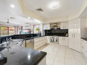 Modern 5BR Home w/ Private Cinema Near Sunnybank - Image 5