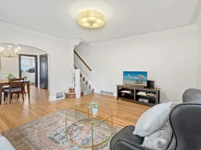 Modern 3BR Duplex – Side A • Near Drake University - Image 2