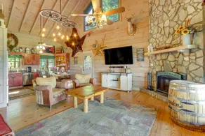 Cozy Cherry Log Cabin ~ 10 Mi to Mercier Orchards - Image 5
