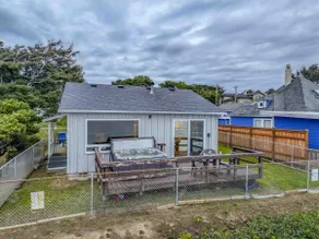Retro Beach Cottage|Fenced Yard|Ocean View|Hot Tub - Image 5