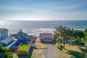 Retro Beach Cottage|Fenced Yard|Ocean View|Hot Tub - Image 4