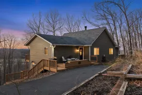 Hot tub, prime leaf peeping and more! Gorgeous 4BR - Image 3