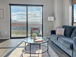 2 Br Dwntwn Apt With Hot Tub - Image 3