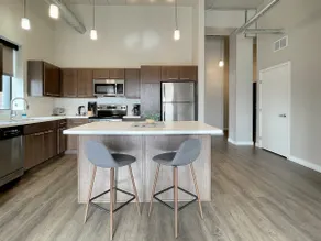 2 Br Dwntwn Apt With Hot Tub - Image 4