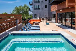 2 Br Dwntwn Apt With Hot Tub - Image 2