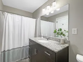 Large 1 Bed apt in the Heart of Downtown - Image 3