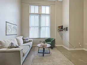 Large 1 Bed apt in the Heart of Downtown - Image 2
