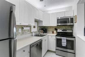 Lake Geneva Retreat, Fireplace, Pool, WiFi - Image 4