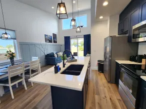 Drift Inn A - Duplex with hot tub - Image 3