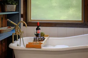 ”Bella Louise”Hot tub,perfect for romantic getaway - Image 5