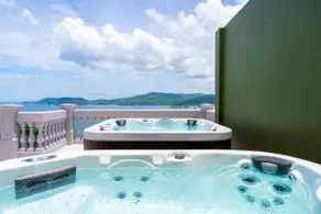 Flamingo Bliss: Ocean-View Condo in Luxury Complex - Image 3