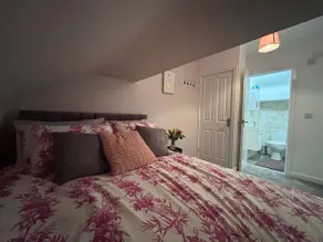 1-Bed House Sleeps 4 Free Parking - Image 3