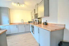 Station Apartment Large 3 Bedrooms - Workstays UK - Image 3