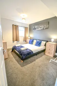 Station Apartment Large 3 Bedrooms - Workstays UK - Image 2