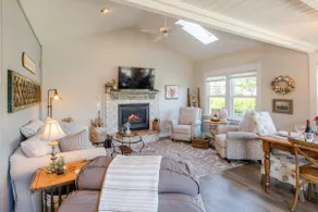 Chic Cottage, Walk to Beach and Town - Image 4