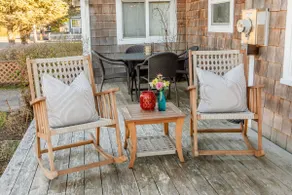 Chic Cottage, Walk to Beach and Town - Image 3