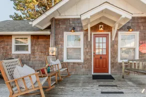 Chic Cottage, Walk to Beach and Town - Image 2