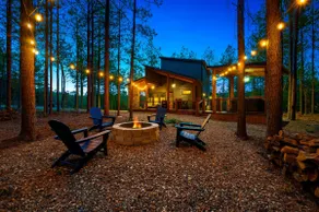 Chic Cabin: Hot Tub, 2 King En-Suites & Fireplaces - Image 3