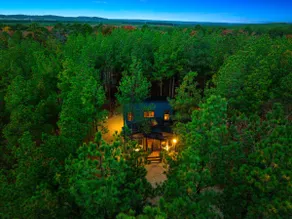 Chic Cabin: Hot Tub, 2 King En-Suites & Fireplaces - Image 4